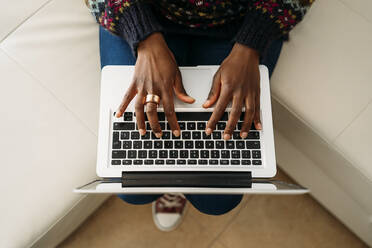 Young businesswoman working on laptop at home - MPPF01611