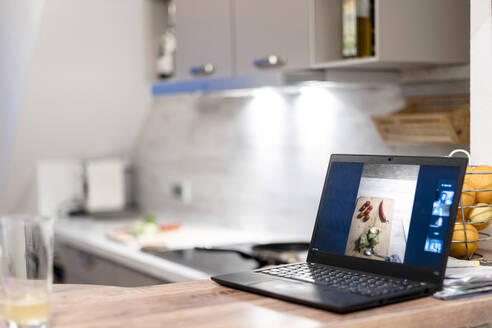 Laptop in der Küche zu Hause - CHPF00759
