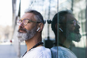 Hipster-Mann mit geschlossenen Augen vor einem Glas - PNAF01364