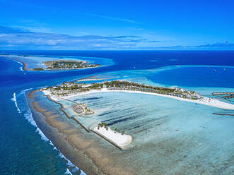 Maldives, Kaafu atoll, Viligilimathidhahuraa island and Thulusdhoo island in tropical blue sea - KNTF06211