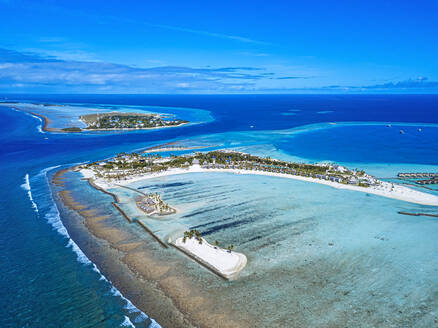 Maldives, Kaafu atoll, Viligilimathidhahuraa island and Thulusdhoo island in tropical blue sea - KNTF06211