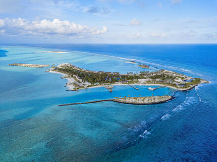Maldives, Kaafu atoll, Viligilimathidhahuraa island and Thulusdhoo island in tropical blue sea - KNTF06217