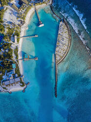 Malediven, Kaafu-Atoll, Insel im tropischen blauen Meer - KNTF06219