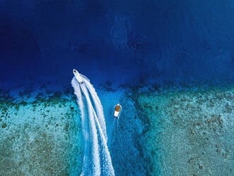 Luftaufnahme von segelnden Booten vor der Küste der Insel Thulusdhoo, Malediven - KNTF06223
