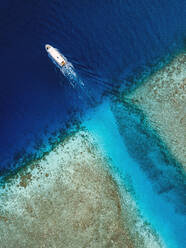Luftaufnahme eines Segelboots in der Nähe der Küste der Insel Thulusdhoo, Malediven - KNTF06224