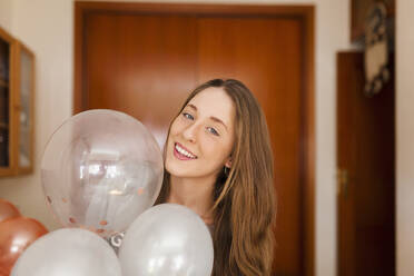 Frau mit Luftballons zu Hause - MRRF01024