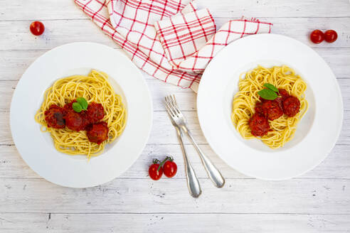 Zwei Teller Spaghetti mit vegetarischen Hackfleischbällchen - LVF09134