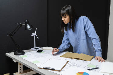 Weibliche Fachkraft bei der Erstellung eines Geschäftsplans während der Arbeit im Büro - GIOF12390