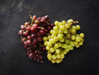 Studioaufnahme von roten und grünen Weintrauben - KSWF02176