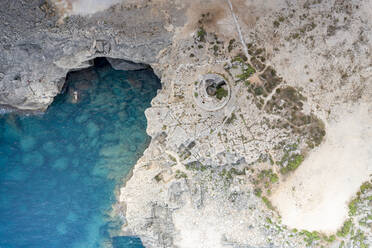 Alter Steinturm Torre Miggiano und türkisfarbenes Meer von oben, Santa Cesarea Terme, Porto Miggiano, Lecce, Salento, Apulien, Italien, Europa - RHPLF19404