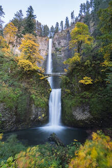 Multnomah Falls im Herbst, Cascade Locks, Multnomah county, Oregon, Vereinigte Staaten von Amerika, Nordamerika - RHPLF19416