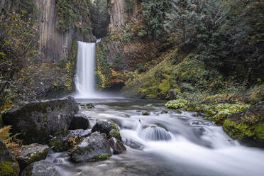 Toketee Falls im Herbst, Douglas county, Oregon, Vereinigte Staaten von Amerika, Nordamerika - RHPLF19420