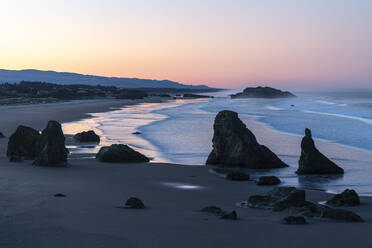 Bandon Beach in der Morgendämmerung, Bandon, Coos county, Oregon, Vereinigte Staaten von Amerika, Nord-Amerika - RHPLF19421