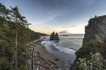 Sonnenuntergang am Rialto Beach, La Push, Clallam county, Bundesstaat Washington, Vereinigte Staaten von Amerika, Nordamerika - RHPLF19426