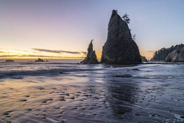 Sonnenuntergang am Rialto Beach, La Push, Clallam county, Bundesstaat Washington, Vereinigte Staaten von Amerika, Nordamerika - RHPLF19427