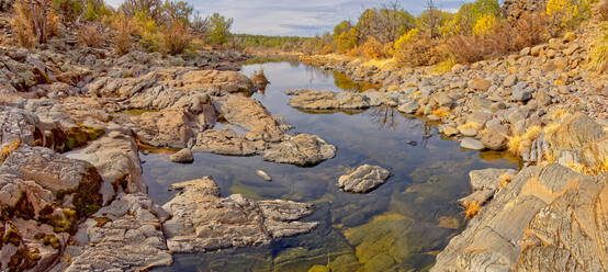 Reflektierende Pools und vulkanische Basaltfelsen im Wasser, Devil Dog Canyon, bei Drake, Arizona, Vereinigte Staaten von Amerika, Nordamerika - RHPLF19457