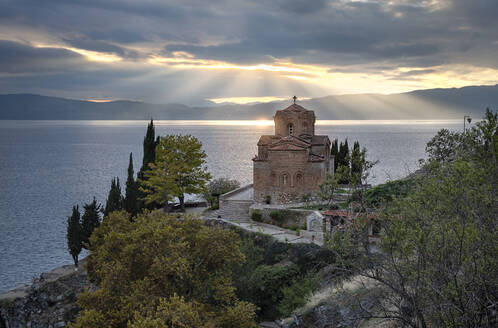 Sonnenuntergang beim Heiligen Johannes in Kaneo, einer orthodoxen Kirche auf der Klippe über dem Ohridsee, UNESCO-Weltkulturerbe, Ohrid, Nordmazedonien, Europa - RHPLF19458