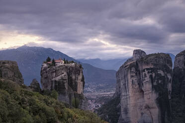 Meteora-Kloster Aghia Triada an einem bewölkten Abend, UNESCO-Weltkulturerbe, Thessalien, Griechenland, Europa - RHPLF19462