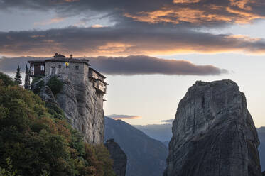 Wolken bei Sonnenuntergang über dem Roussanou-Kloster (St. Barbara), Meteora, UNESCO-Weltkulturerbe, Thessalien, Griechenland, Europa - RHPLF19466