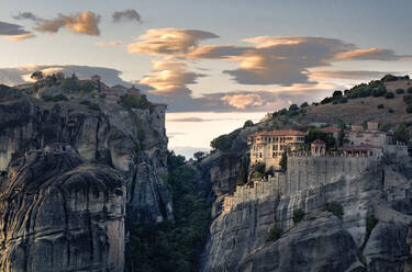 Sonnenuntergang Licht auf Wolken und Varlaam und Megalo Meteoro Klöster, Meteora, UNESCO Weltkulturerbe, Thessalien, Griechenland, Europa - RHPLF19472