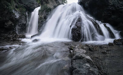 Versteckter Wasserfall von Imlil an den Hängen des Berges Jebel Toubkal, Marokko, Nordafrika, Afrika - RHPLF19483