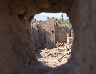 Kasbah-Ruinen durch ein altes Kasbah-Fenster gesehen, Marokko, Nordafrika, Afrika - RHPLF19486