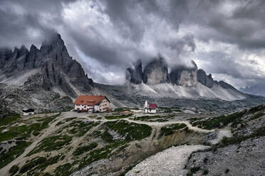 Bewölkter Tag auf der Locatelli-Hütte und den Drei Zinnen in den Dolomiten, Trentino-Südtirol, Italien, Europa - RHPLF19492