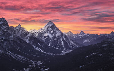 Rosa Sonnenaufgang auf Antelao und Cortina d'Ampezzo Tal im Winter mit Schnee, Dolomiten, Trentino-Südtirol, Italien, Europa - RHPLF19494