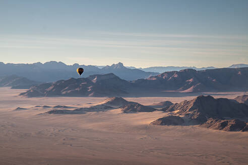 Felsengebirge, Luftaufnahme mit Heißluftballon überfliegend, Namibia, Afrika - RHPLF19497