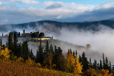 Castello di Colognole als Sonne bricht durch frühen Morgennebel, Greve in Chianti, Toskana, Italien, Europa - RHPLF19509