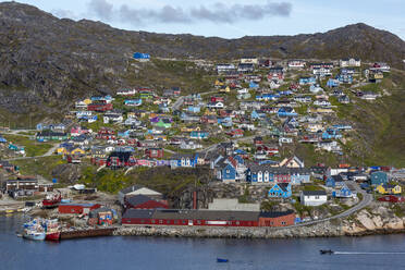 Der Hafen des kleinen grönländischen Dorfes Qaqortoq, früher Julianehab, in Südgrönland, Polarregionen - RHPLF19537