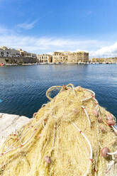 Fischernetze im Hafen, umgeben von Altstadt und Burg am Meer, Gallipoli, Provinz Lecce, Salento, Apulien, Italien, Europa - RHPLF19547