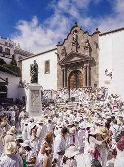 Los Indianos Karnevalsfeier auf der Plaza de Espana vor der El Salvador Kirche, Santa Cruz de La Palma, Kanarische Inseln, Spanien, Europa - RHPLF19559