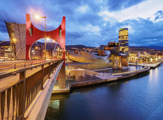 La-Salve-Brücke und das Guggenheim-Museum in der Abenddämmerung, Bilbao, Biskaya, Baskenland, Spanien, Europa - RHPLF19561