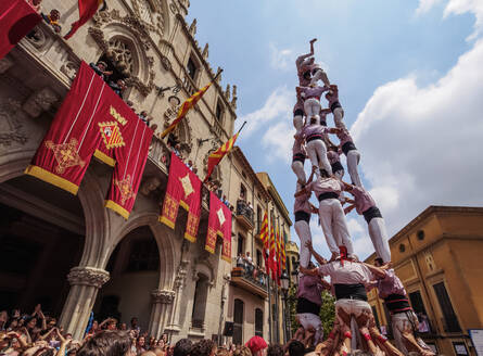 Castell human tower vor dem Rathaus während des Festa Major Festivals, Terrassa, Katalonien, Spanien, Europa - RHPLF19563