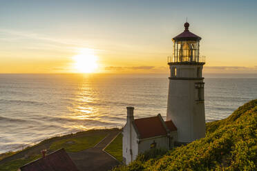 Heceta Head Lighthouse bei Sonnenuntergang, Florence, Lane county, Oregon, Vereinigte Staaten von Amerika, Nordamerika - RHPLF19571