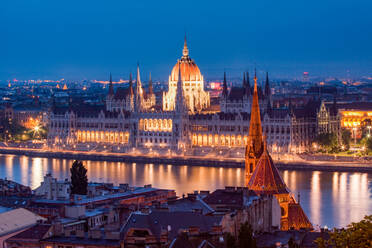 Das ungarische Parlamentsgebäude und die Donau bei Nacht, UNESCO-Weltkulturerbe, Budapest, Ungarn, Europa - RHPLF19577