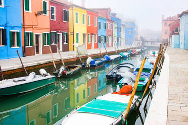 Bunte Fischerhäuser in Burano, Metropolitanstadt Venedig, UNESCO-Weltkulturerbe, Venetien, Italien, Europa - RHPLF19578