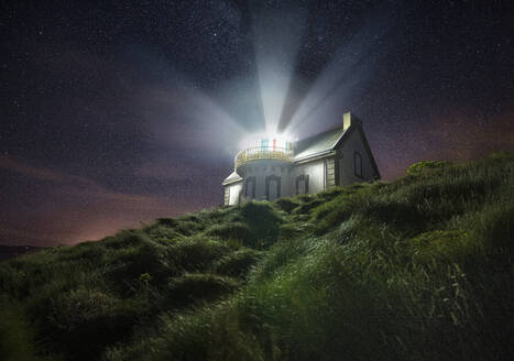 Nachtaufnahme des Leuchtturms Phare du Millier, Finistere, Bretagne, Frankreich, Europa - RHPLF19594