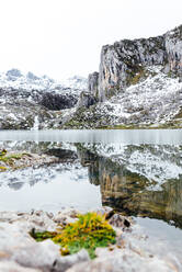 Erstaunliche Landschaft von rauen schweren Bergkette mit Hängen in Schnee und kalten gefrorenen See auf dem Boden auf klaren Wintertag - ADSF22583