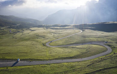 Italien, Südtirol, Luftaufnahme des Giau-Passes bei Sonnenaufgang - CVF01694