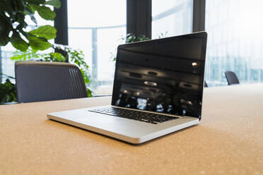 Laptop auf dem Tisch in einem modernen Büro - DIGF15298