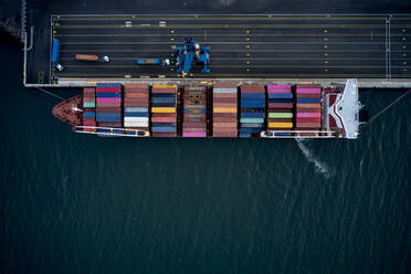 Frachtschiff mit Containern im Hafen - CAVF93783