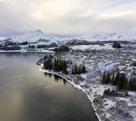 Gefrorener See in winterlicher Landschaft - CAVF93787