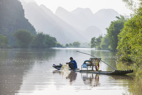 Fischer auf einem traditionellen Floß auf dem Yulong-Fluss in der Nähe von Yangshuo - CAVF93803