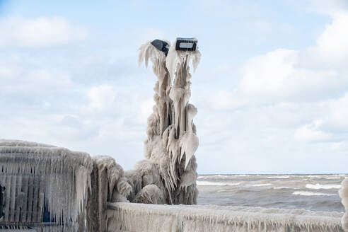 Seltsame Eisformationen am Pier im Eriesee-Wintersturm - CAVF93817