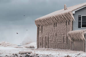 Haus bei Sturm im Eriesee von Eis eingeschlossen - CAVF93818