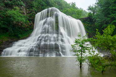 Burgess Falls am nebligen Morgen in Tennessee - CAVF93826