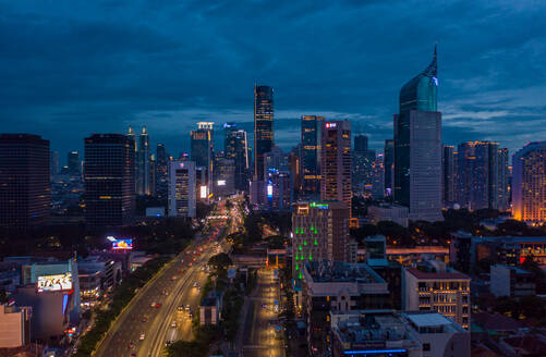 Nacht Luftaufnahme weiten Blick auf Wolkenkratzer und mehrspurige Autobahn in großen städtischen Stadtzentrum Cityscape von Hochhäusern in Jakarta, Indonesien bei Nacht - CAVF93879