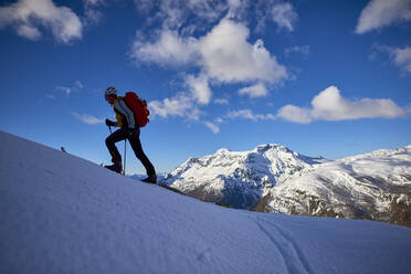 Shilouette eines Mannes beim Skitourengehen in den Alpen, Alpe Devero, Italien. - CAVF93881